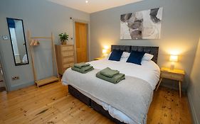 4 Bedroom Winchester Town House, Central, Parking